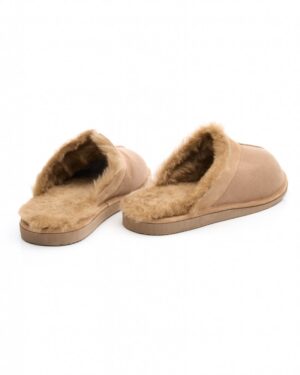 Kapcie ocieplane, w kolorze beżowym, z miękkim futrem wewnętrznym i wygodnym krojem bez zapięcia