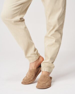 kapcie męskie skórzane w jasnym kolorze z delikatnym kołnierzem i wygodnym krojem na chłodniejsze dni