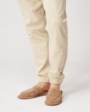 Beżowe pantofle męskie z zamszu, miękkie oraz wygodne, idealne do domowych stylizacji