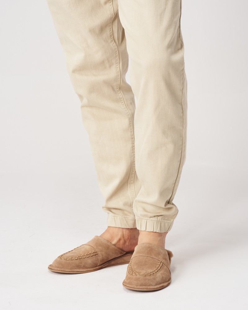 Beżowe pantofle męskie z zamszu, miękkie oraz wygodne, idealne do domowych stylizacji