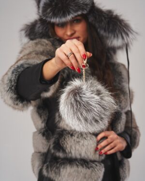 Futro naturalne w odcieniach szarości z futrzaną czapką i ozdobnym pomponem, elegancki krój na zimowe dni