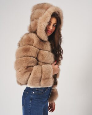Futro naturalne w jasnym odcieniu z kapturem i puszystymi rękawami, idealne na zimowe dni