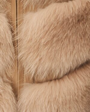 Futro naturalne w jasnym odcieniu beżu z miękkim włosiem i eleganckim wykończeniem