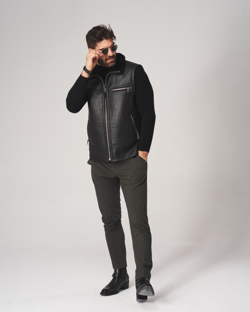 Stylowa kamizelka skórzana męska w kolorze czarnym z wysokim kołnierzem i zamkami bocznymi