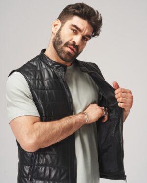 Kamizelka skórzana męska w kolorze czarnym z kieszeniami i ozdobnym zamkiem, idealna na chłodniejsze dni