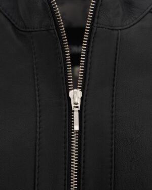 Kurtka skórzana damska w kolorze czarnym z metalowym zamkiem i eleganckimi przeszyciami