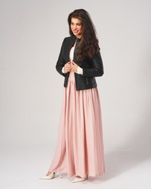 Kurtka skórzana damska w kolorze czarnym z delikatnym kołnierzem, idealna na zimowe dni