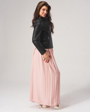 Kurtka skórzana damska w czarnym kolorze, dopasowany krój, z zamkami i stójką, idealna na zimowe dni