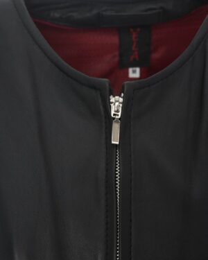 Kurtka skórzana damska w kolorze czarnym z subtelnym zaznaczeniem zamka i komfortowym krojem