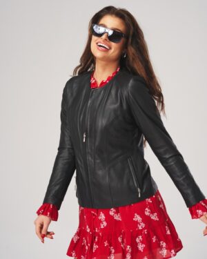 Kurtka skórzana damska w kolorze czarnym, z długim rękawem i okrągłym kołnierzem, idealna na zimowe dni