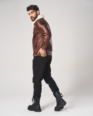 Kożuch męski w brązowym kolorze z białym kołnierzem i prostym krojem, idealna na zimowe dni