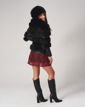 Futro naturalne w czarnym kolorze z futrzanym kołnierzem i rękawami, idealne na zimowe dni