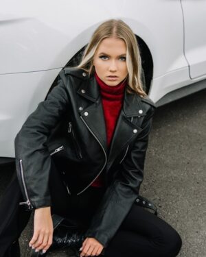 Damska ramoneska skórzana w kolorze czarnym z zamkami, klasycznym krojem i szerokimi klapami kołnierza