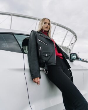 Damska ramoneska skórzana w kolorze czarnym z metalowymi zamkami i klasycznym kołnierzem, idealna na zimowe dni