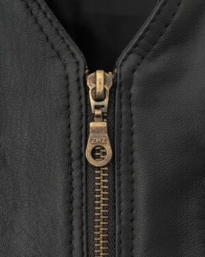 czarna kamizelka skórzana męska z metalowym zamkiem i wyraźnym przeszyciem na brzegach