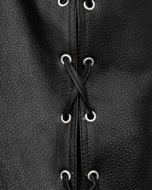 czarna kamizelka skórzana z ozdobnymi sznurowaniami i metalowymi oczkami