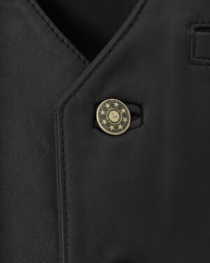 Czarna kamizelka skórzana z eleganckim złotym guzikiem i głębokim dekoltem w serek