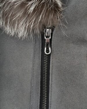 Szary kożuch damski z futrzanym kołnierzem i zamkiem błyskawicznym z metalowymi detalami