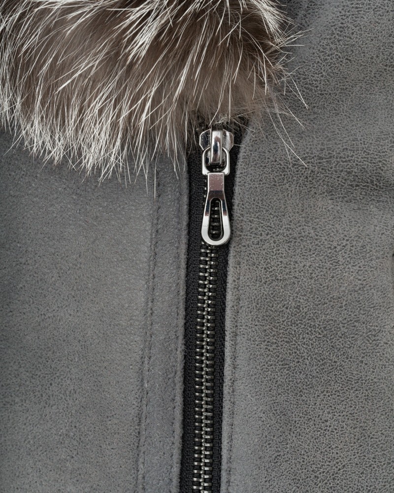 Szary kożuch damski z futrzanym kołnierzem i zamkiem błyskawicznym z metalowymi detalami