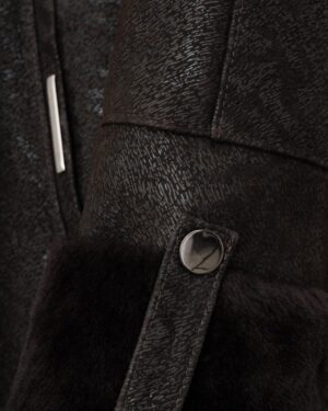Ciemny kożuch damski z futrzanym wykończeniem, z eleganckimi guzikami i teksturowanym materiałem