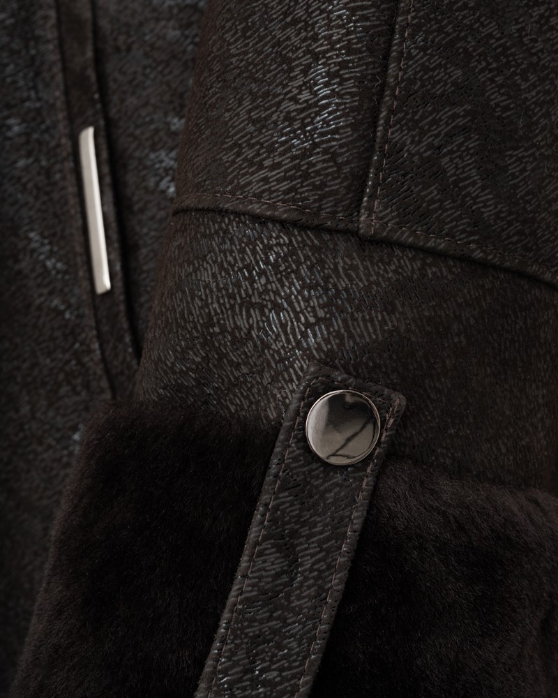 Ciemny kożuch damski z futrzanym wykończeniem, z eleganckimi guzikami i teksturowanym materiałem