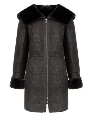 Czarny kożuch damski z futrzanym kołnierzem, długim krojem i zamkiem błyskawicznym na przodzie