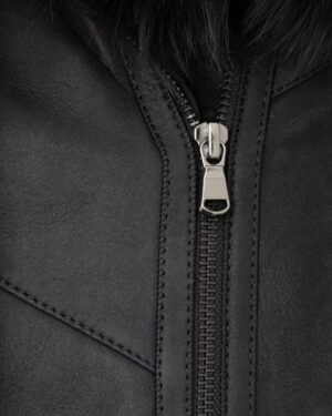 Kożuch damski w kolorze czarnym z metalowym zamkiem i delikatnym kołnierzem
