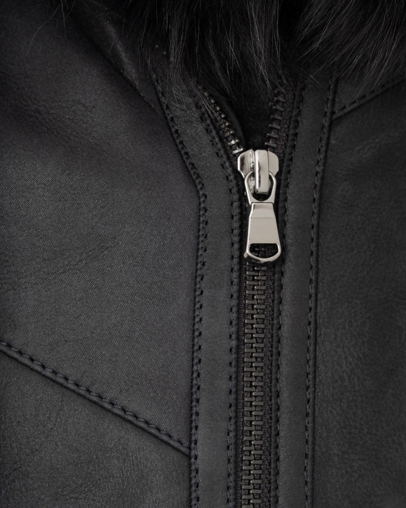 Kożuch damski w kolorze czarnym z metalowym zamkiem i delikatnym kołnierzem