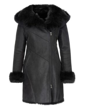 Czarny kożuch damski z kapturem i futrzanym wykończeniem przy rękawach oraz zamkiem błyskawicznym