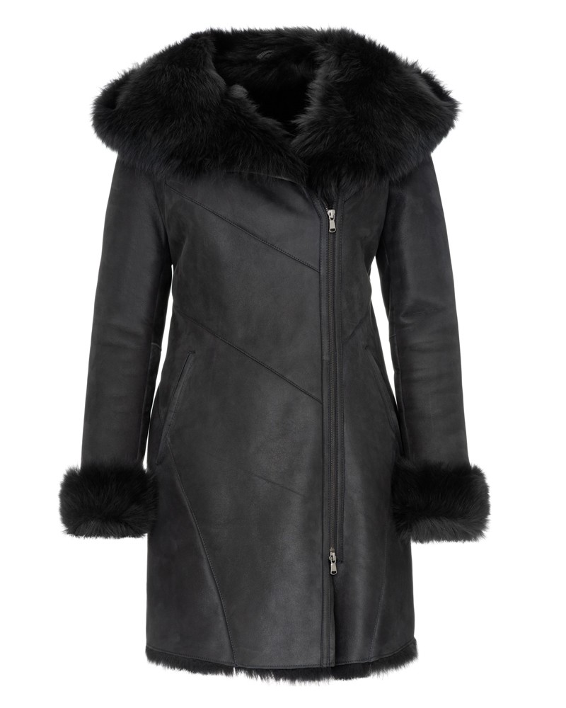 Czarny kożuch damski z kapturem i futrzanym wykończeniem przy rękawach oraz zamkiem błyskawicznym