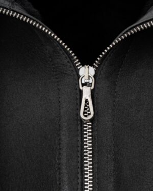 Kożuch damski z metalowym zamkiem i delikatnym wykończeniem przy kołnierzu