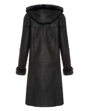Czarny kożuch damski z kapturem, długim krojem i futrzanymi mankietami, idealny na zimowe dni
