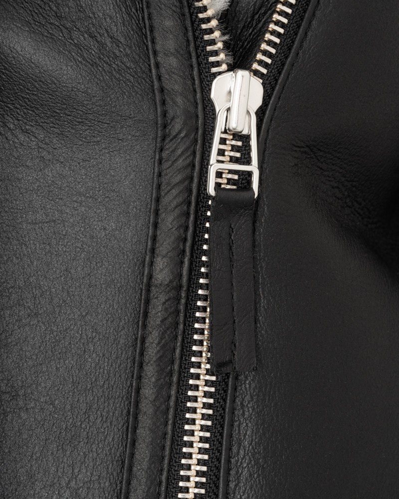 Kożuch damski z metalowym zamkiem i detalami w postaci zamków bocznych