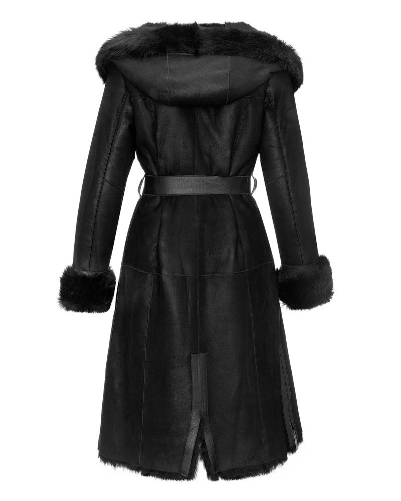 Czarny kożuch damski z kapturem, paskiem w talii oraz futrzanymi mankietami, elegancki i ciepły model na zimę