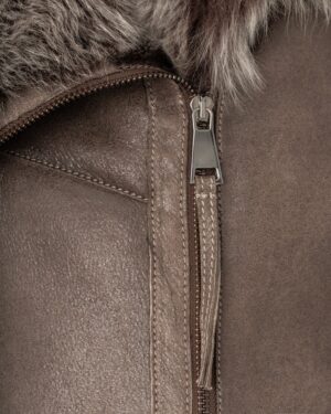 Kożuch damski w odcieniu brązu z futrzanym kołnierzem i zamkiem błyskawicznym na przodzie
