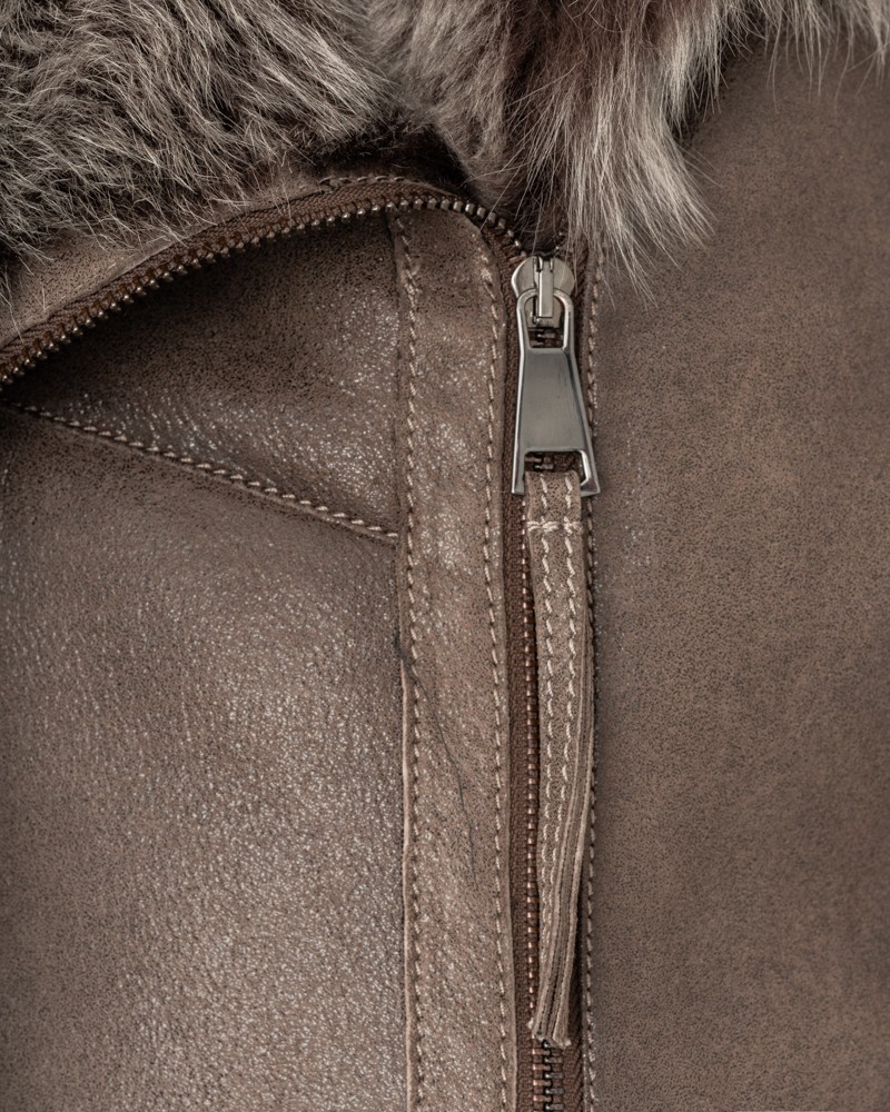Kożuch damski w odcieniu brązu z futrzanym kołnierzem i zamkiem błyskawicznym na przodzie