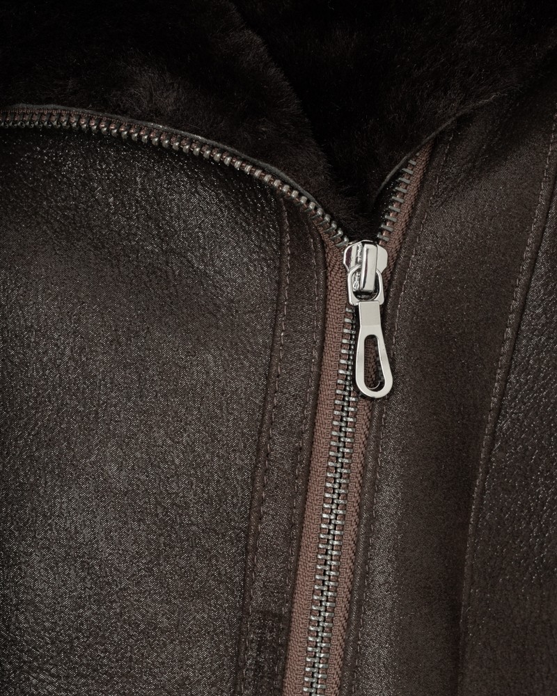 Kożuch damski w kolorze ciemno-brązowym z zamkiem błyskawicznym i miękkim kołnierzem z futra