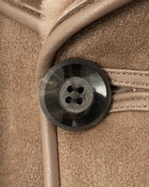 Kożuch męski w jasnym odcieniu z eleganckim guzikiem i subtelnymi detalami wykończenia