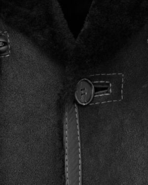 Kożuch męski w kolorze czarnym z kołnierzem, ozdobnymi guzikami i miękkim wykończeniem wewnętrznym