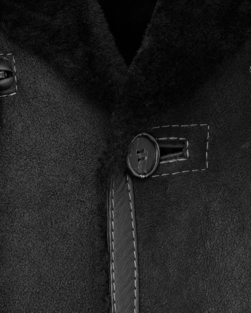Kożuch męski w kolorze czarnym z kołnierzem, ozdobnymi guzikami i miękkim wykończeniem wewnętrznym