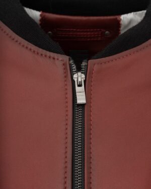 Kurtka skórzana męska w ciemnoczerwonym kolorze z zamkiem błyskawicznym i czarnym ściągaczem przy kołnierzu