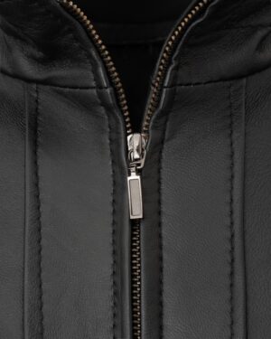 czarna kurtka skórzana męska z zamkiem błyskawicznym i przeszyciami na przodzie