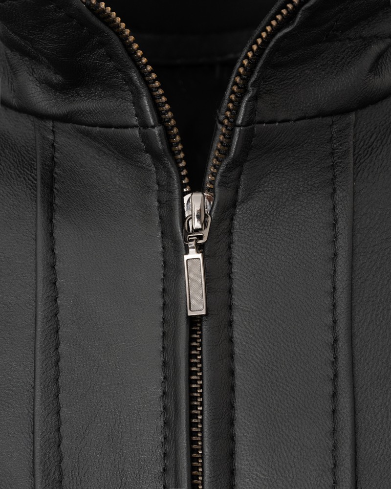 czarna kurtka skórzana męska z zamkiem błyskawicznym i przeszyciami na przodzie