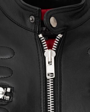 czarna kurtka skórzana męska z metalowym zamkiem i stylowymi detalami na klatce piersiowej
