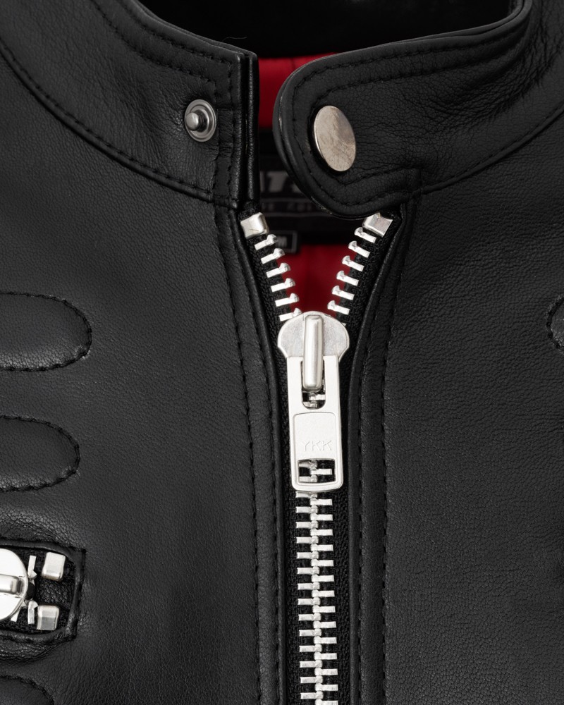czarna kurtka skórzana męska z metalowym zamkiem i stylowymi detalami na klatce piersiowej