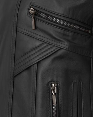 czarna kurtka skórzana męska z ozdobnymi przeszyciami i dwiema kieszeniami na zamek