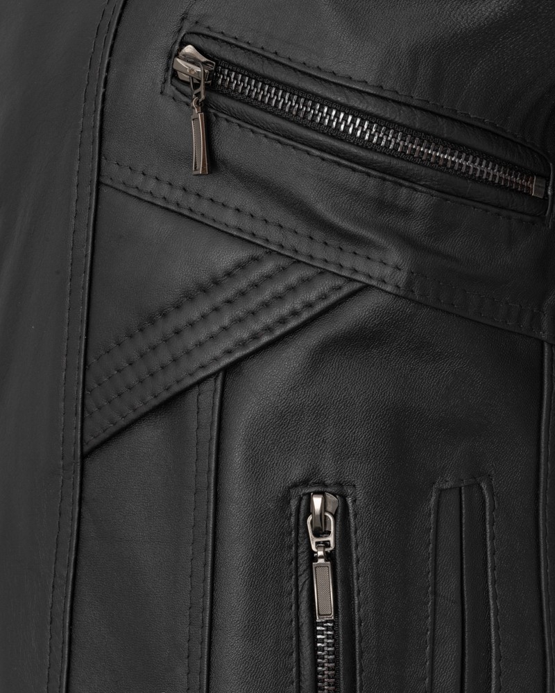 czarna kurtka skórzana męska z ozdobnymi przeszyciami i dwiema kieszeniami na zamek