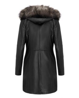 Czarny płaszcz skórzany damski z kapturem i futrzanym wykończeniem, dopasowany krój i długie rękawy