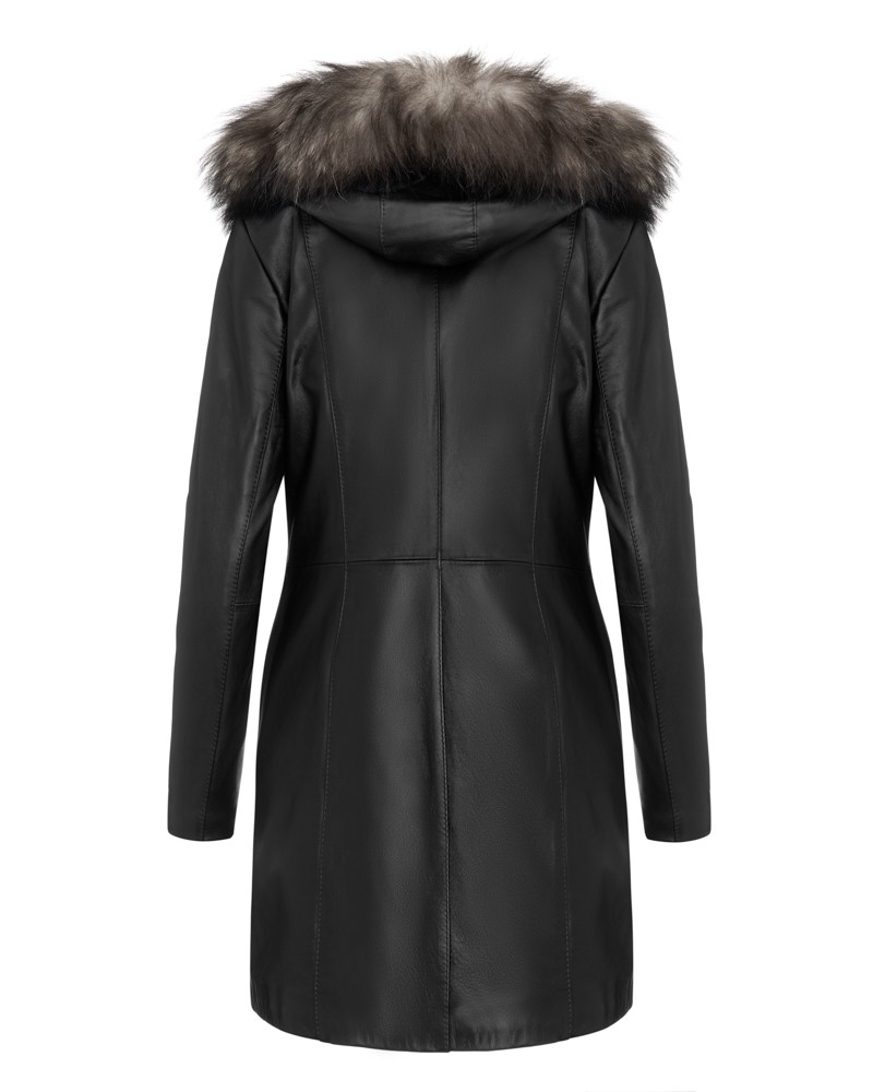 Czarny płaszcz skórzany damski z kapturem i futrzanym wykończeniem, dopasowany krój i długie rękawy