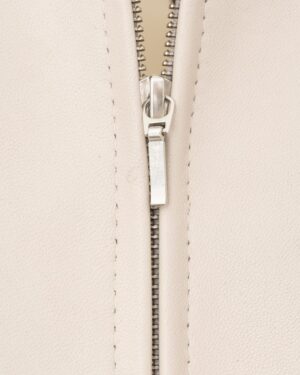 kurtka skórzana damska w jasnym odcieniu z metalowym zamkiem błyskawicznym i subtelnym przeszyciem